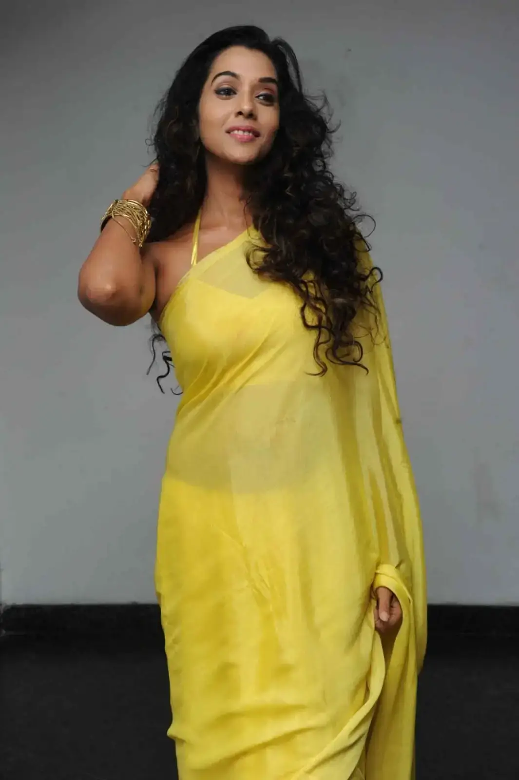 SOUTH INDIAN ACTRESS ANUPRIYA IMAGES IN YELLOW SAREE 3